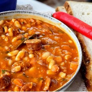 iahnie de fasole cu carnaciori